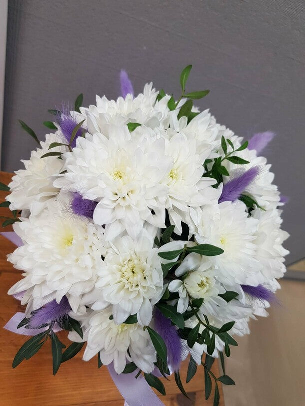 A box with a white bush chrysanthemum and a "present" lagurus